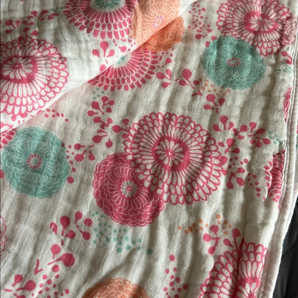 Tea for little citizens of the world blanket floral pink white Quilt